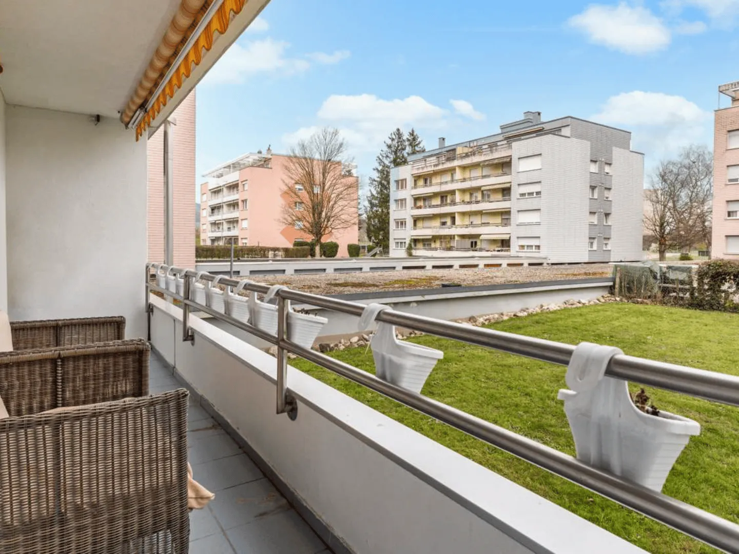 EMPLACEMENT UNIQUE AVEC PISCINE ET ACCÈS À L'AARE - Photo 10 sur 13