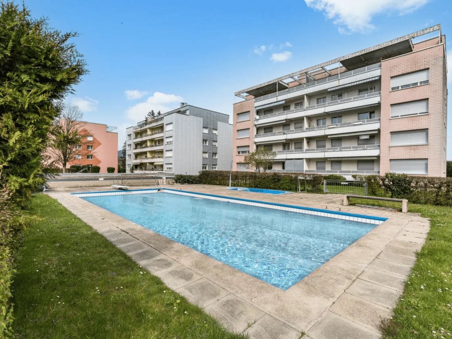 EMPLACEMENT UNIQUE AVEC PISCINE ET ACCÈS À L'AARE - Photo 1 sur 13