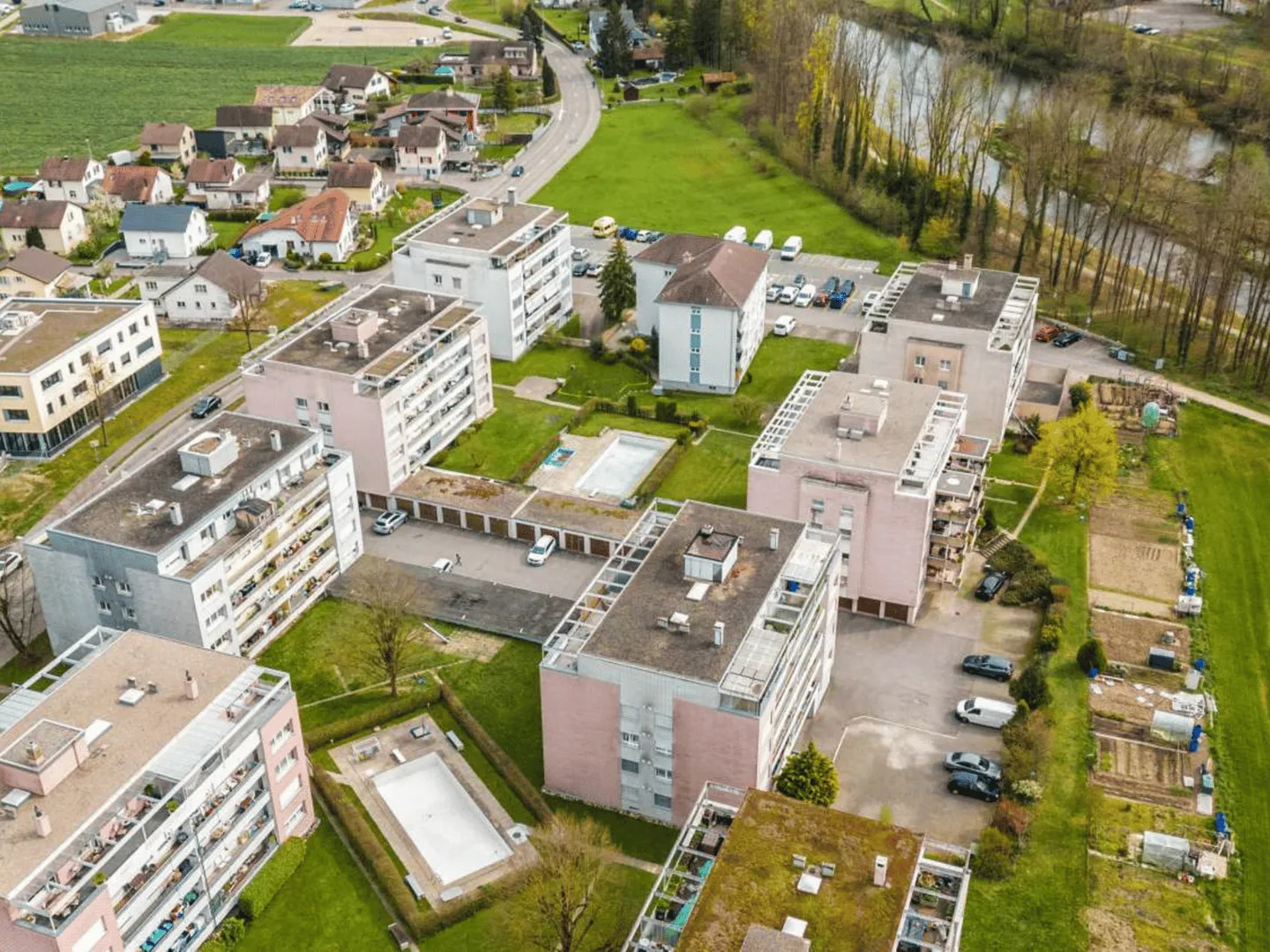 EMPLACEMENT UNIQUE AVEC PISCINE ET ACCÈS À L'AARE - Photo 13 sur 13
