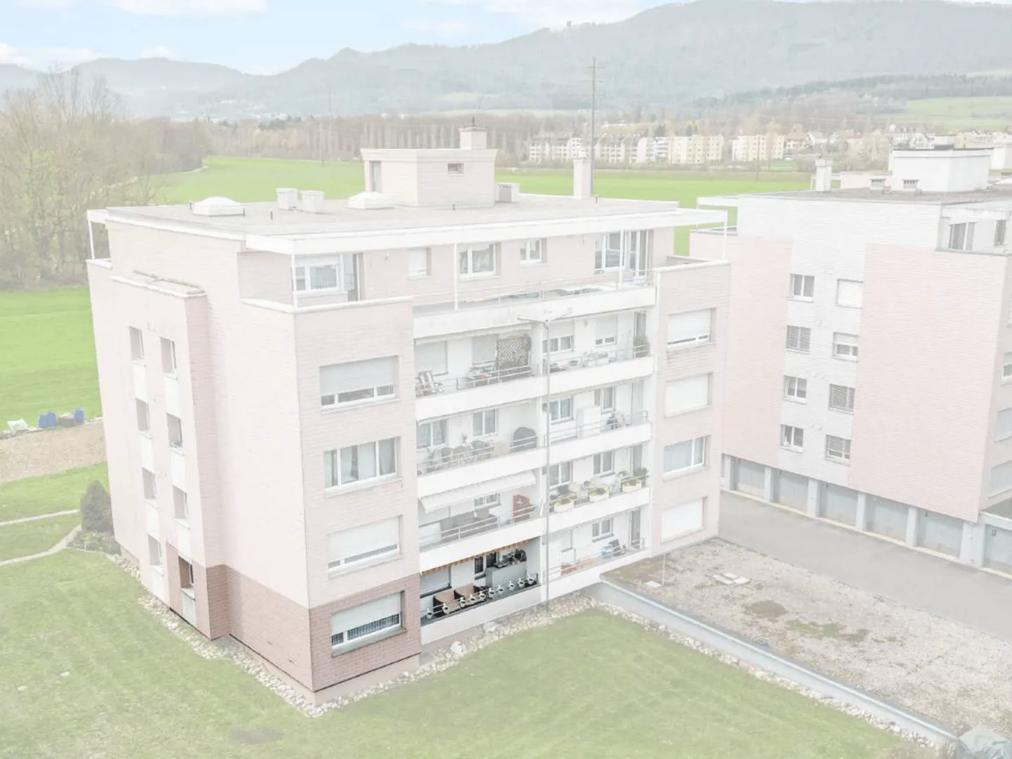 EMPLACEMENT UNIQUE AVEC PISCINE ET ACCÈS À L'AARE - Photo 12 sur 13