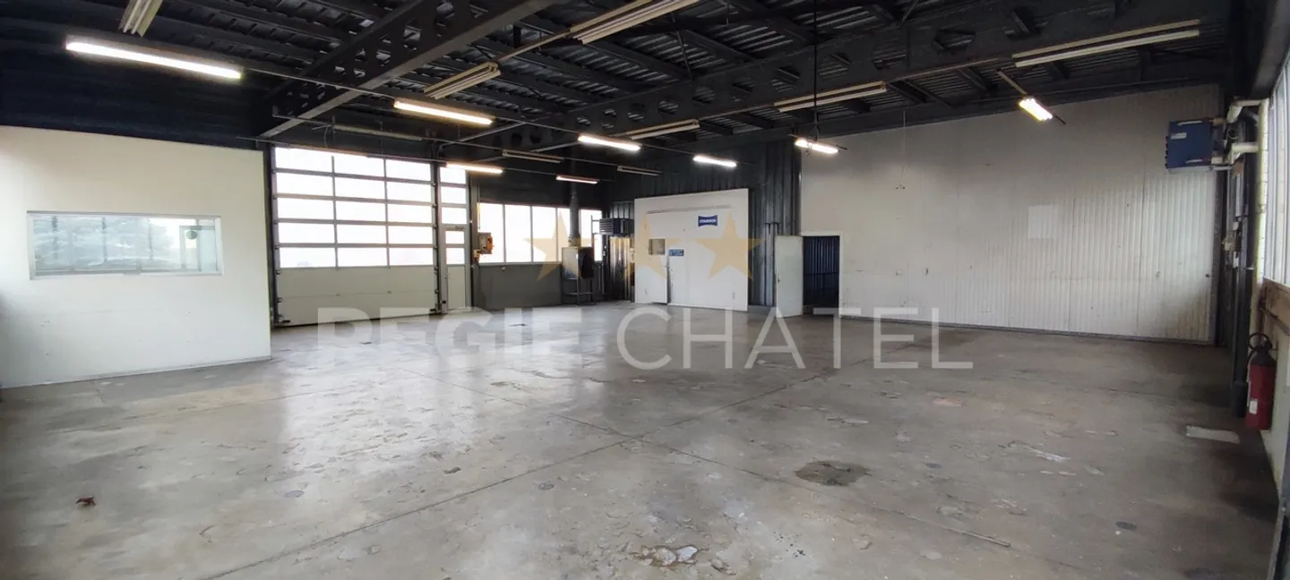 Espace de stockage industriel spacieux - Photo 2 sur 4