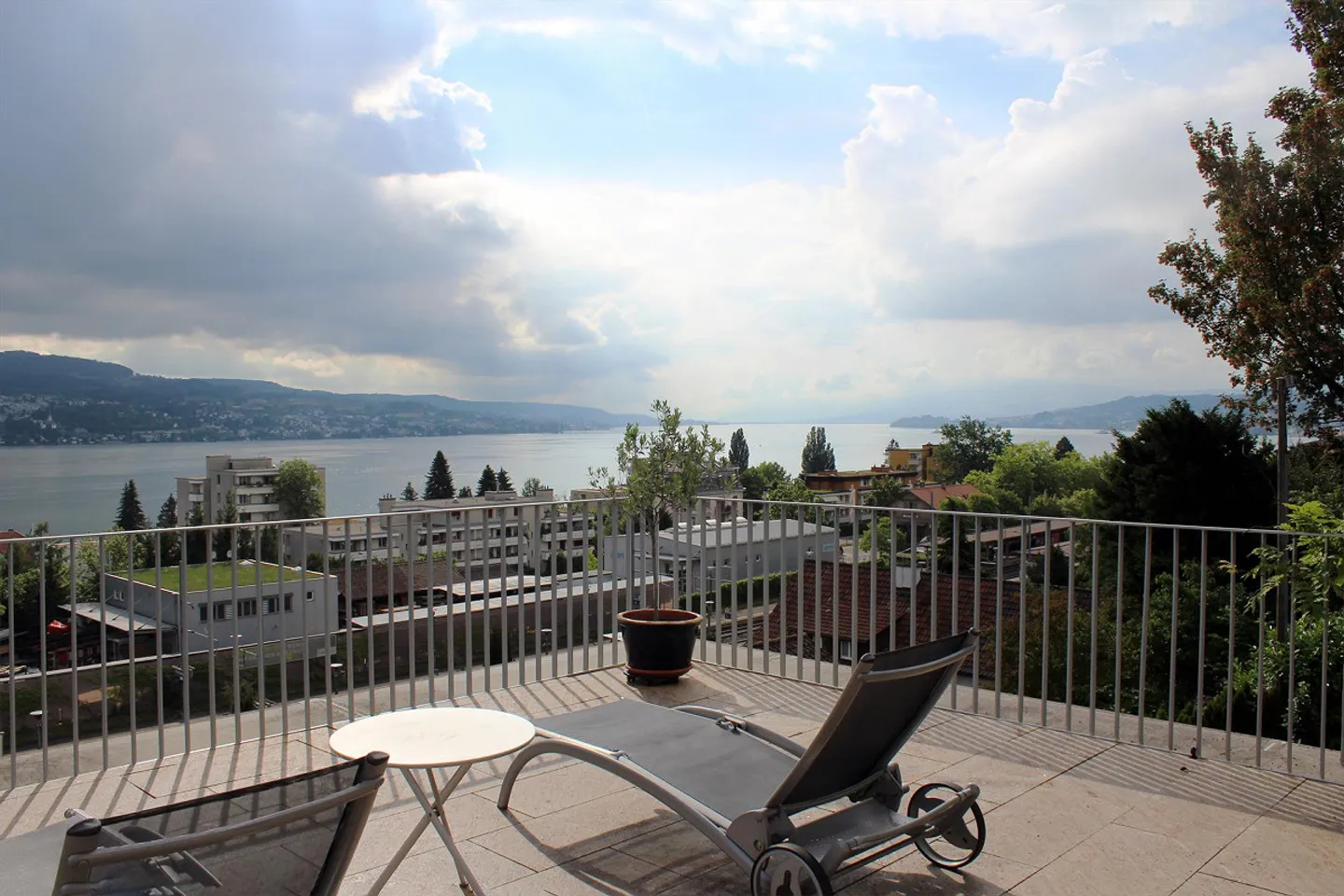 Appartamento spazioso con grande terrazza e splendida vista sul lago - Foto 1 di 4