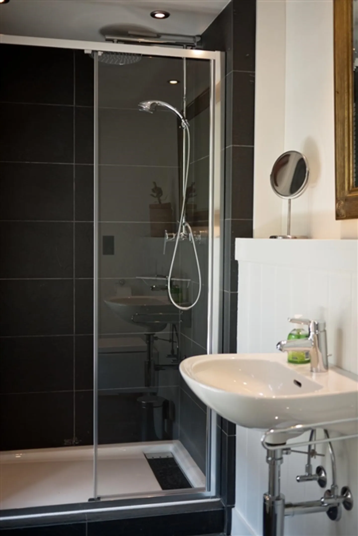 Beautiful building with 4 apartments + restaurant - Photo 12 of 20