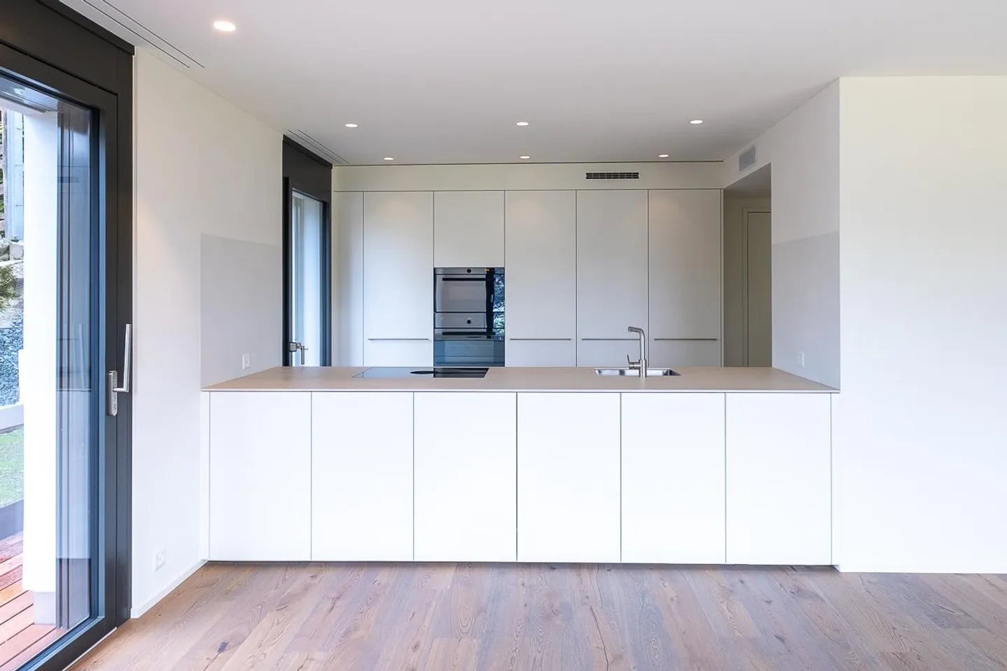 Exclusive city apartment in a preferred location - Photo 2 of 13