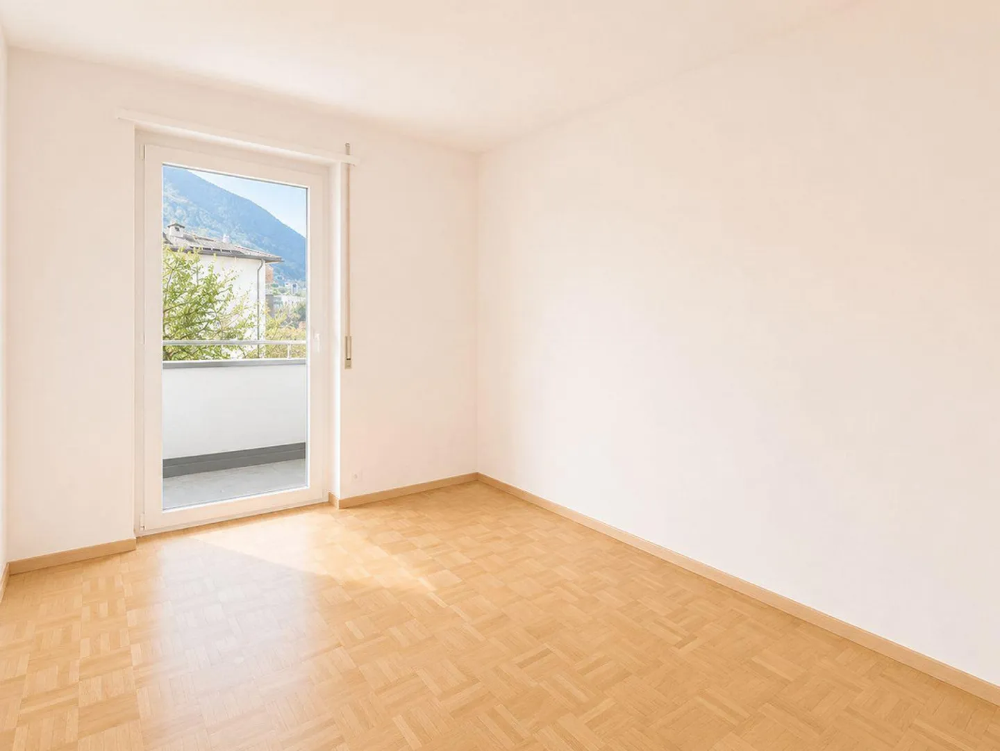 Helles Apartment im erhöhten Erdgeschoss mit offener Aussicht - Foto 7 von 8
