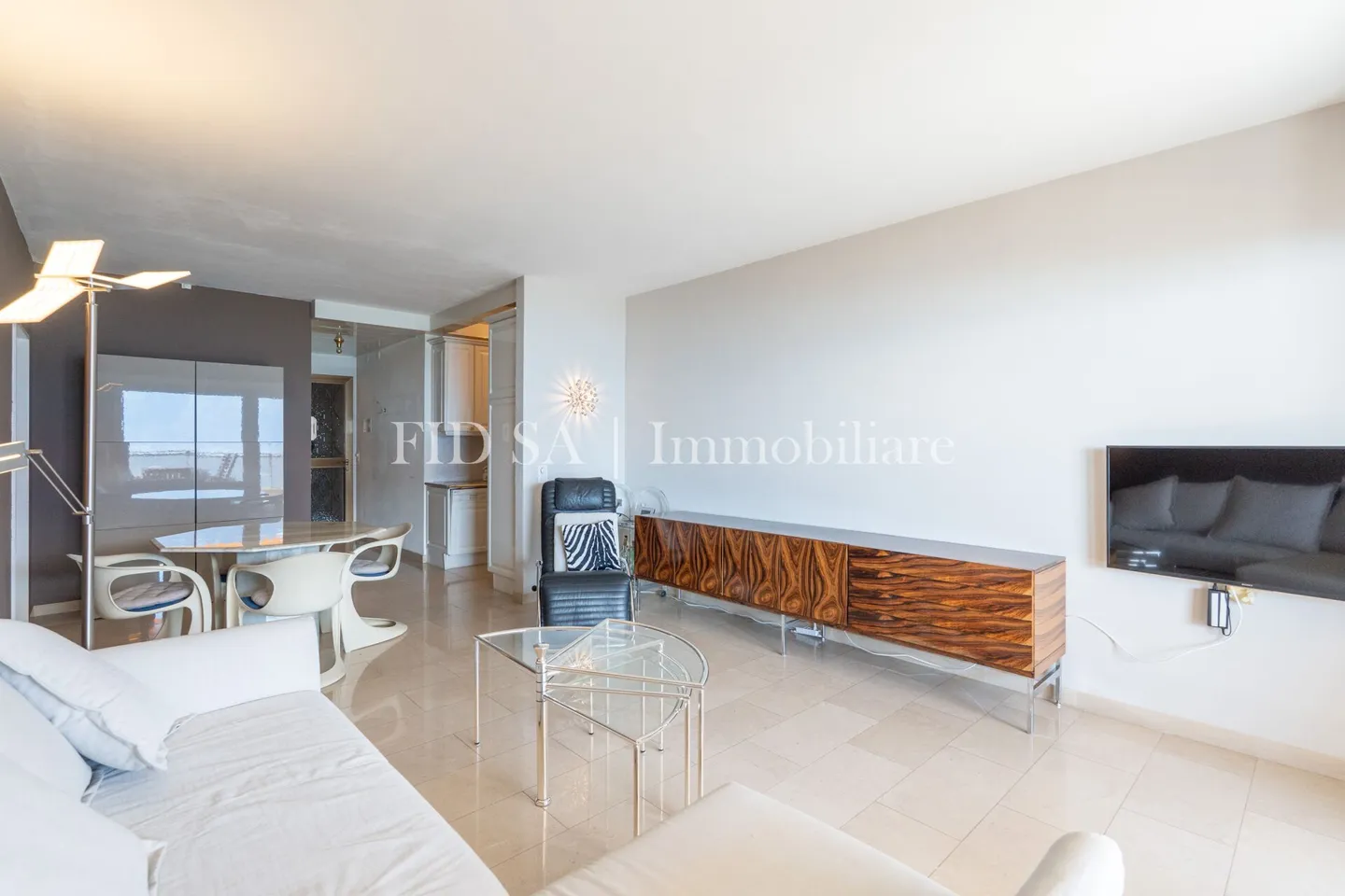 Apartment with Stunning Lake View - Photo 4 of 10