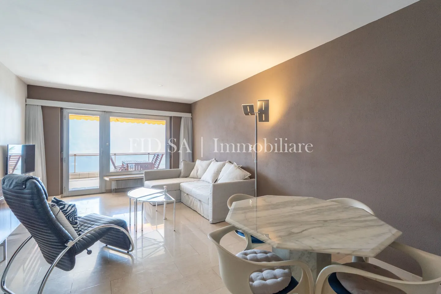 Apartment with Stunning Lake View - Photo 5 of 10