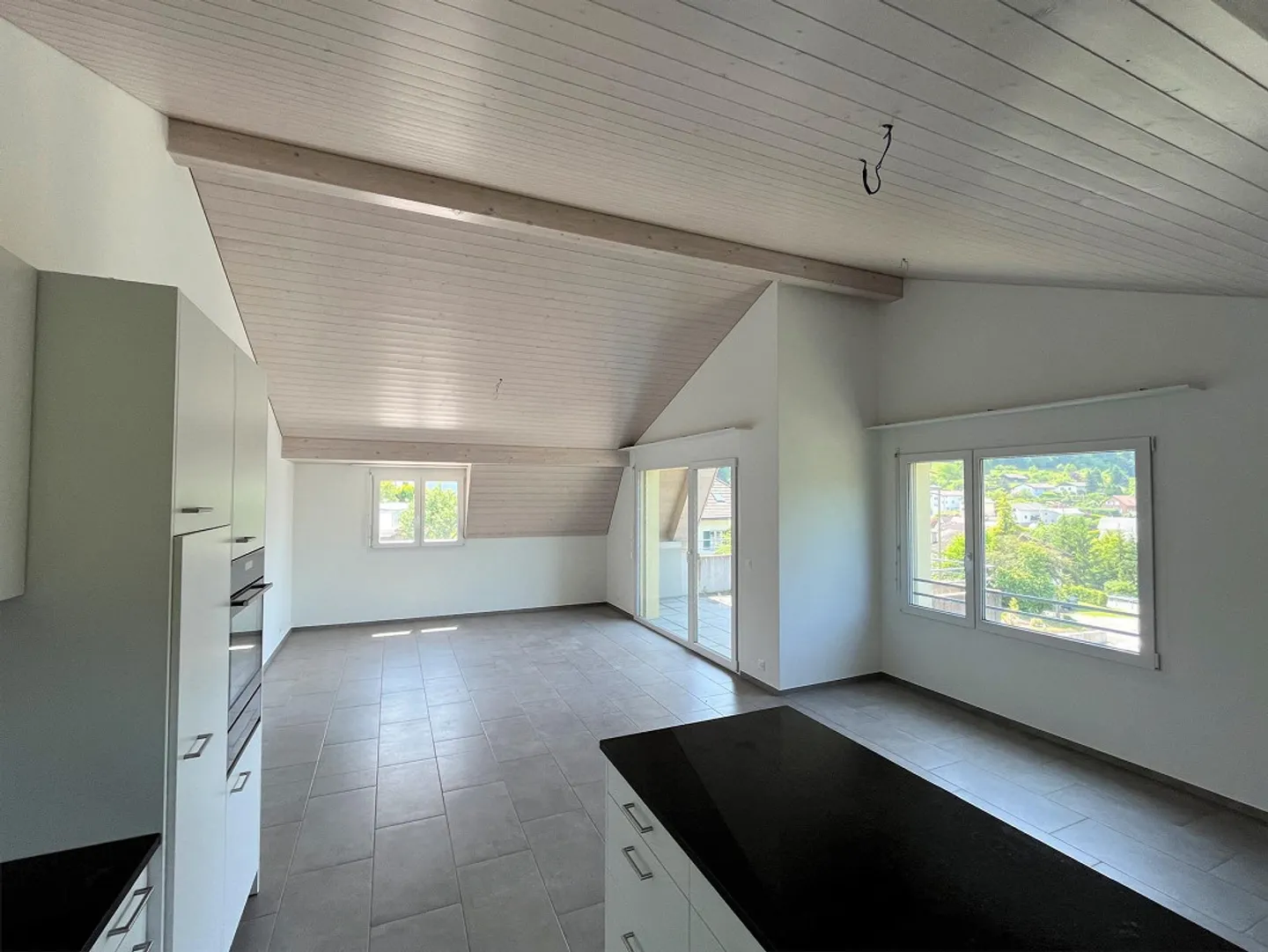 Spacious 3.5-room penthouse apartment with balcony in elevated location - Photo 2 of 15