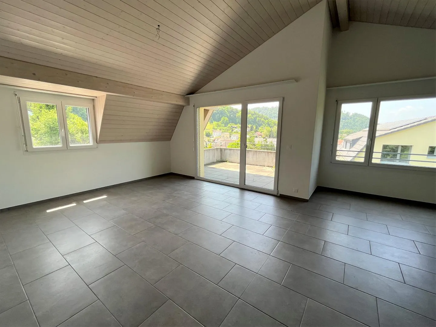 Spacious 3.5-room penthouse apartment with balcony in elevated location - Photo 3 of 15