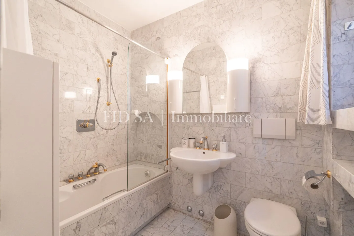 Apartment with Stunning Lake View - Photo 8 of 10