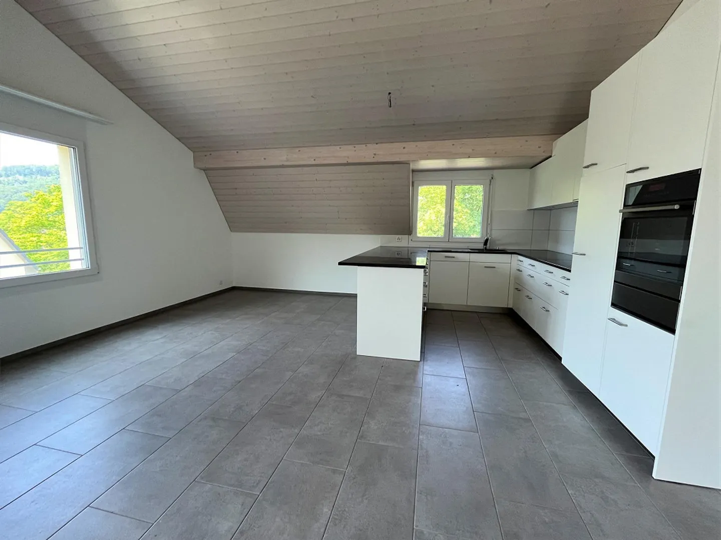 Spacious 3.5-room penthouse apartment with balcony in elevated location - Photo 4 of 15