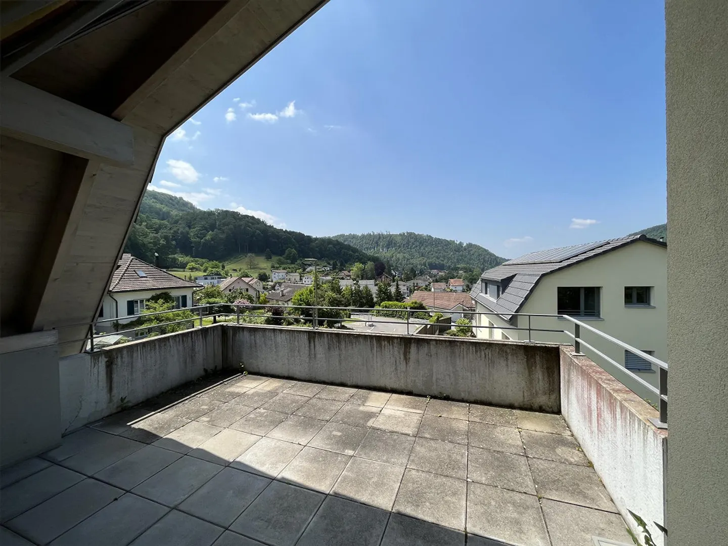 Spacious 3.5-room penthouse apartment with balcony in elevated location - Photo 11 of 15