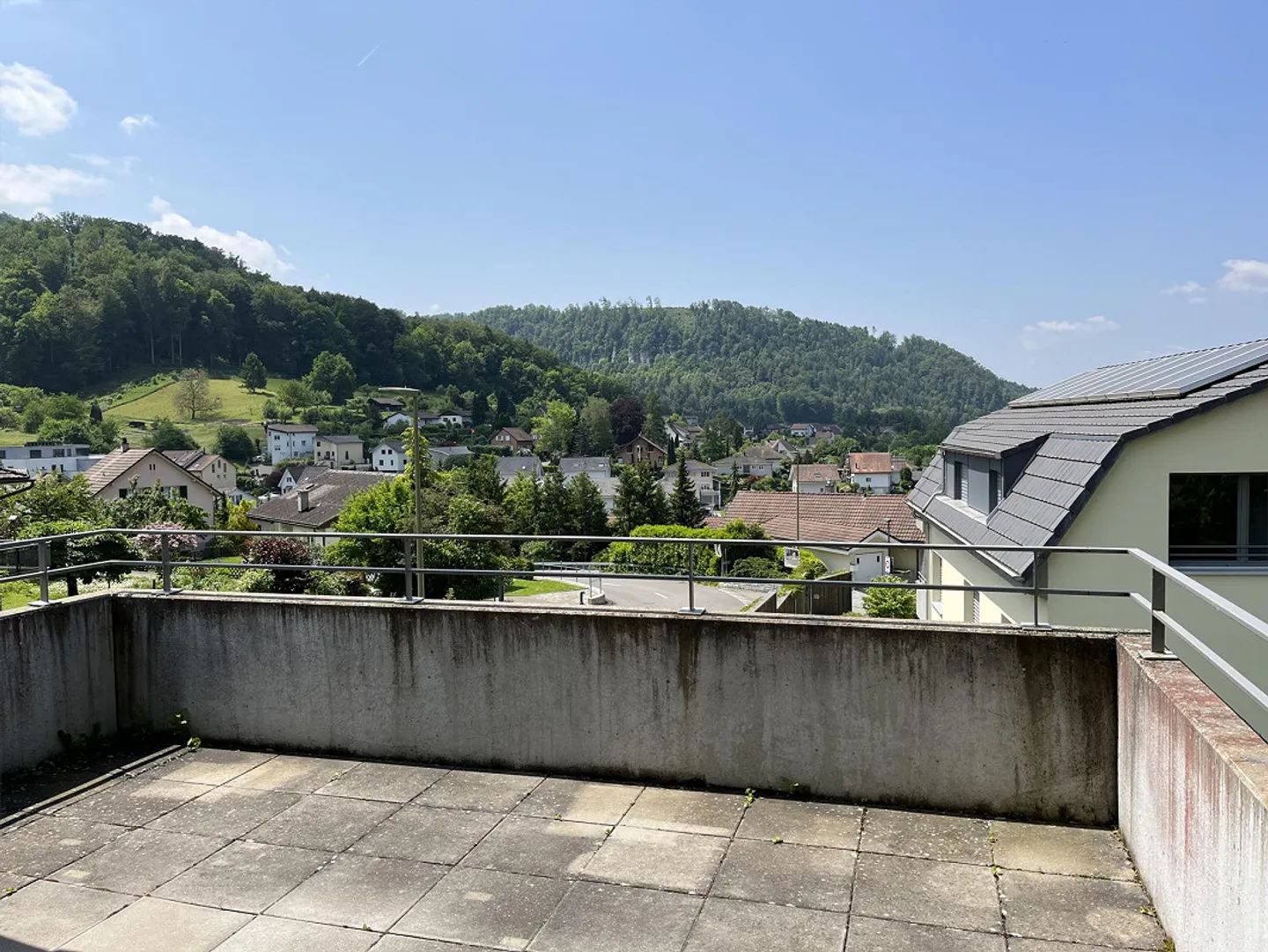 Spacious 3.5-room penthouse apartment with balcony in elevated location - Photo 12 of 15