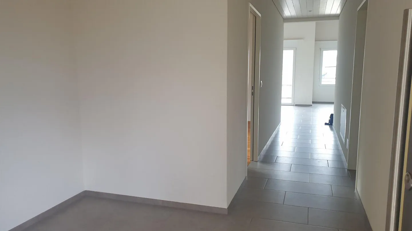 Spacious 3.5-room penthouse apartment with balcony in elevated location - Photo 6 of 15