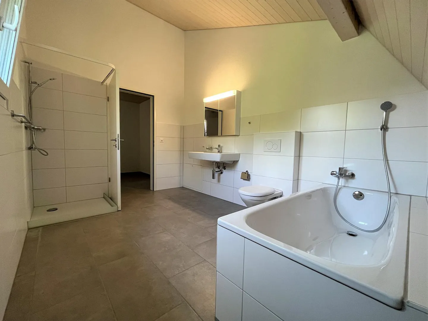 Spacious 3.5-room penthouse apartment with balcony in elevated location - Photo 7 of 15