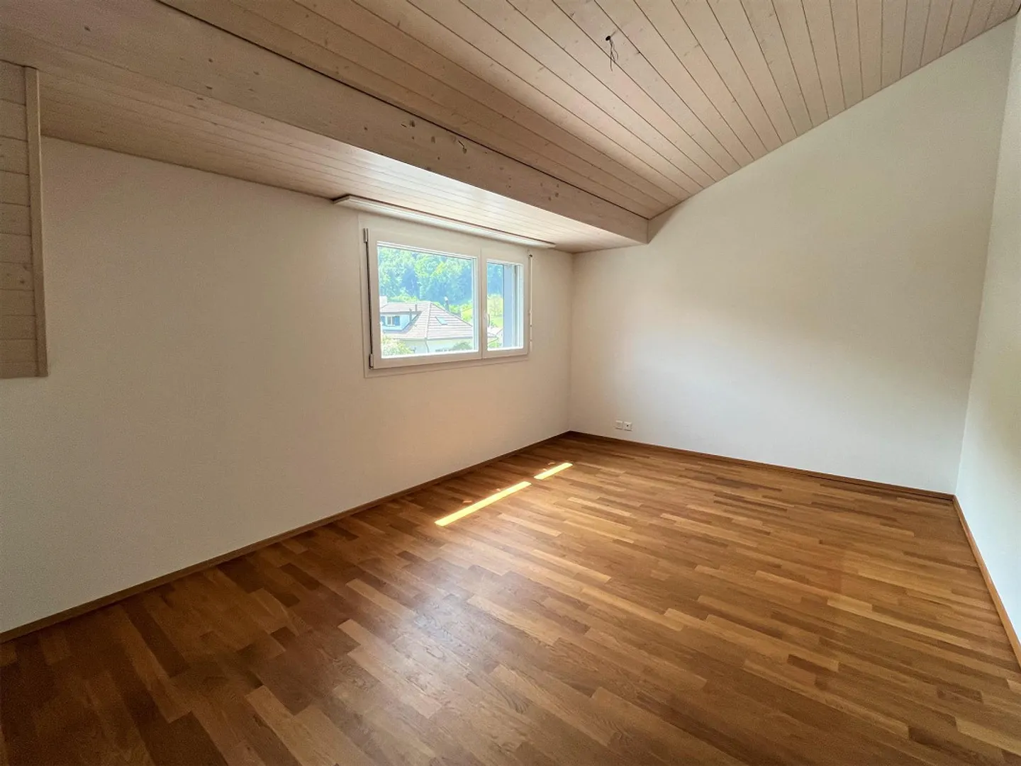 Spacious 3.5-room penthouse apartment with balcony in elevated location - Photo 8 of 15