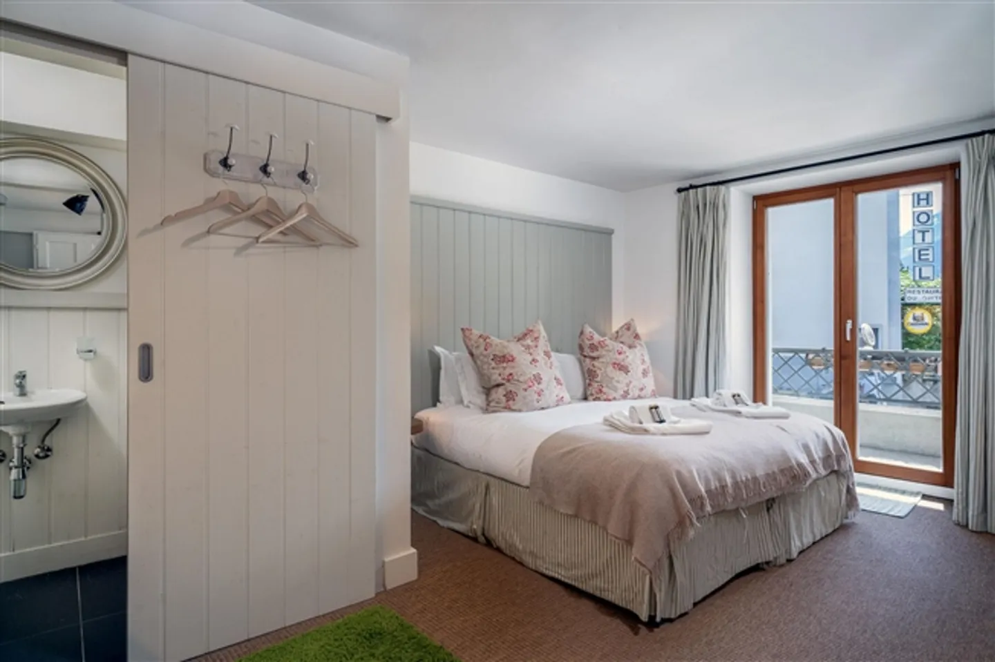 Beautiful building with 4 apartments + restaurant - Photo 17 of 20