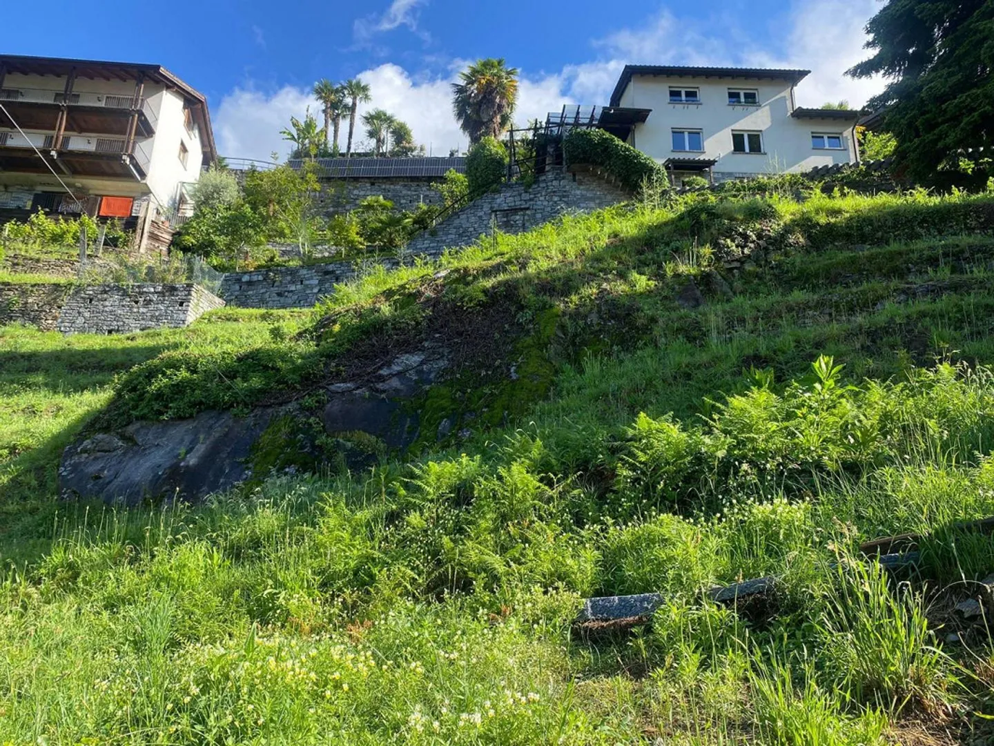 Terreno edificabile di 420 m2 Zona R2 in una posizione molto soleggiata con vista lago... - Foto 2 di 9