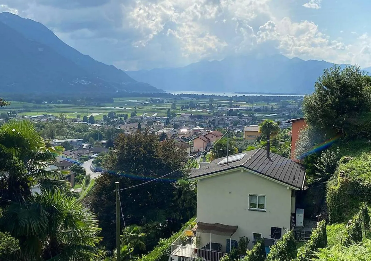 Terreno edificabile di 420 m2 Zona R2 in una posizione molto soleggiata con vista lago... - Foto 4 di 9