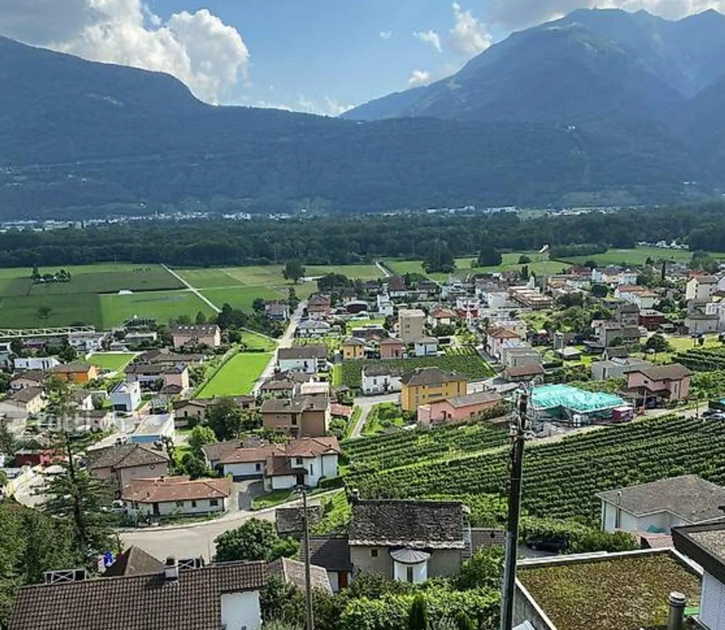 Terreno edificabile di 420 m2 Zona R2 in una posizione molto soleggiata con vista lago... - Foto 5 di 9