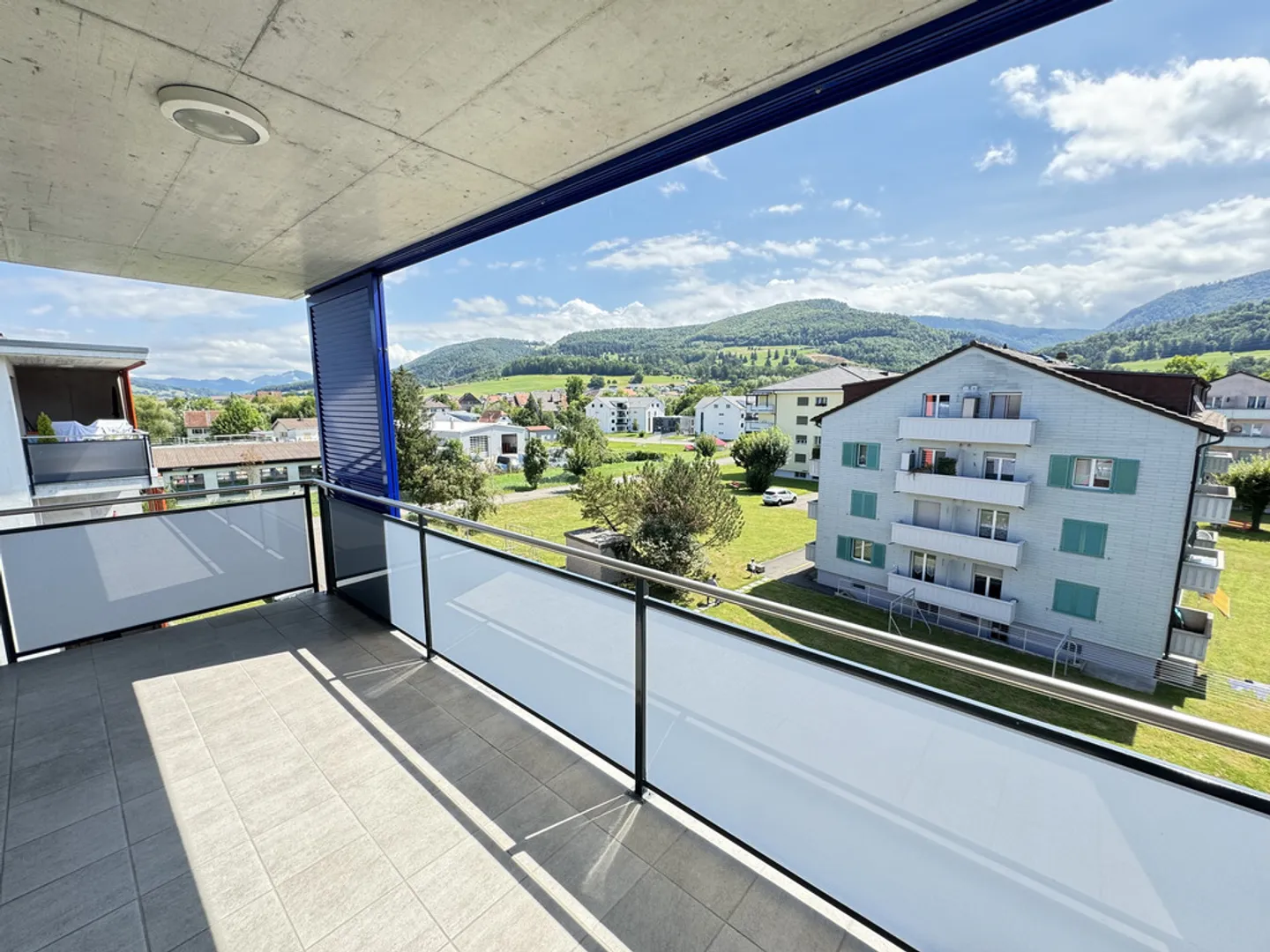 A large sunny terrace - Photo 1 of 12