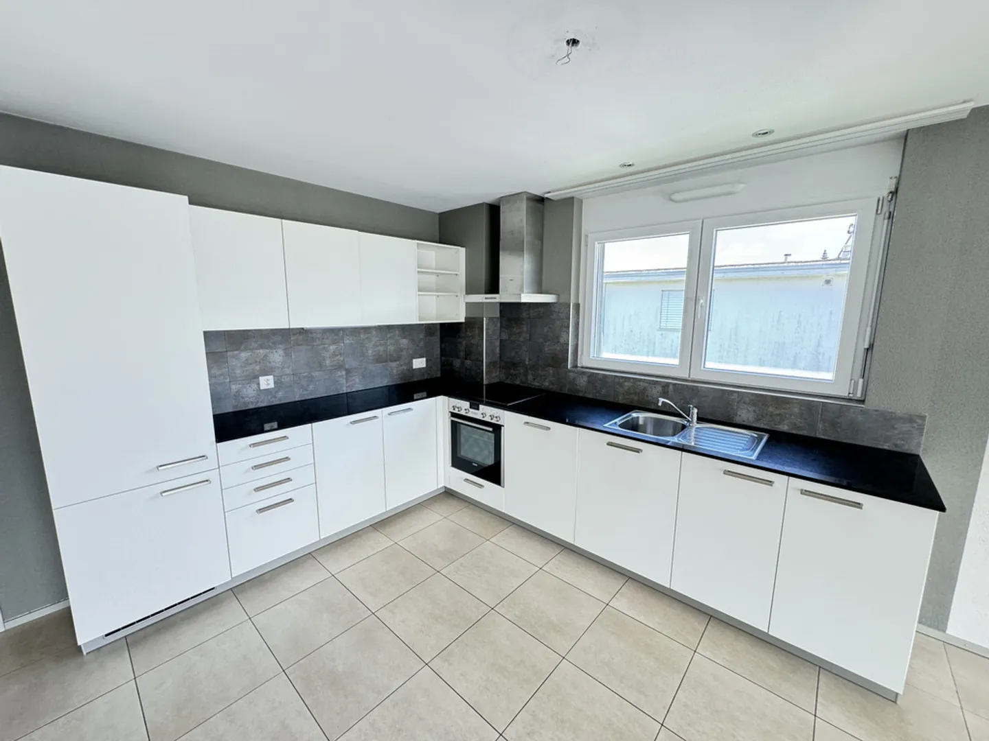 A large sunny terrace - Photo 2 of 12