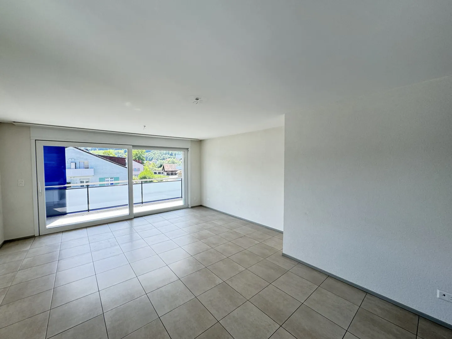 A large sunny terrace - Photo 3 of 12