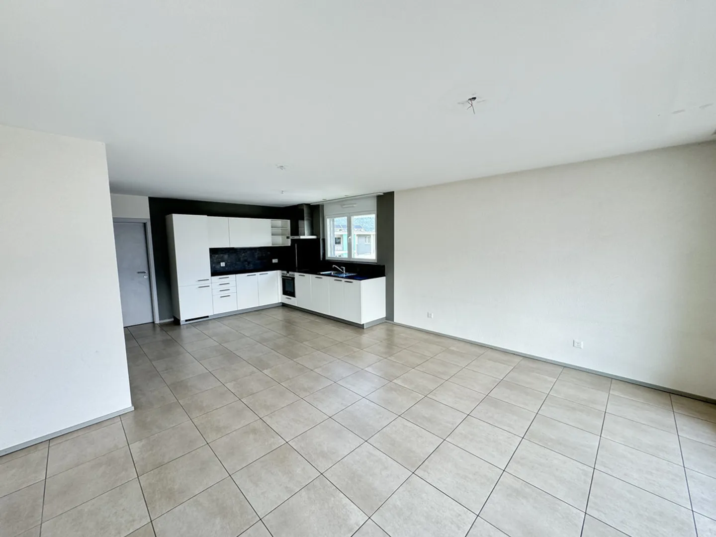 A large sunny terrace - Photo 4 of 12