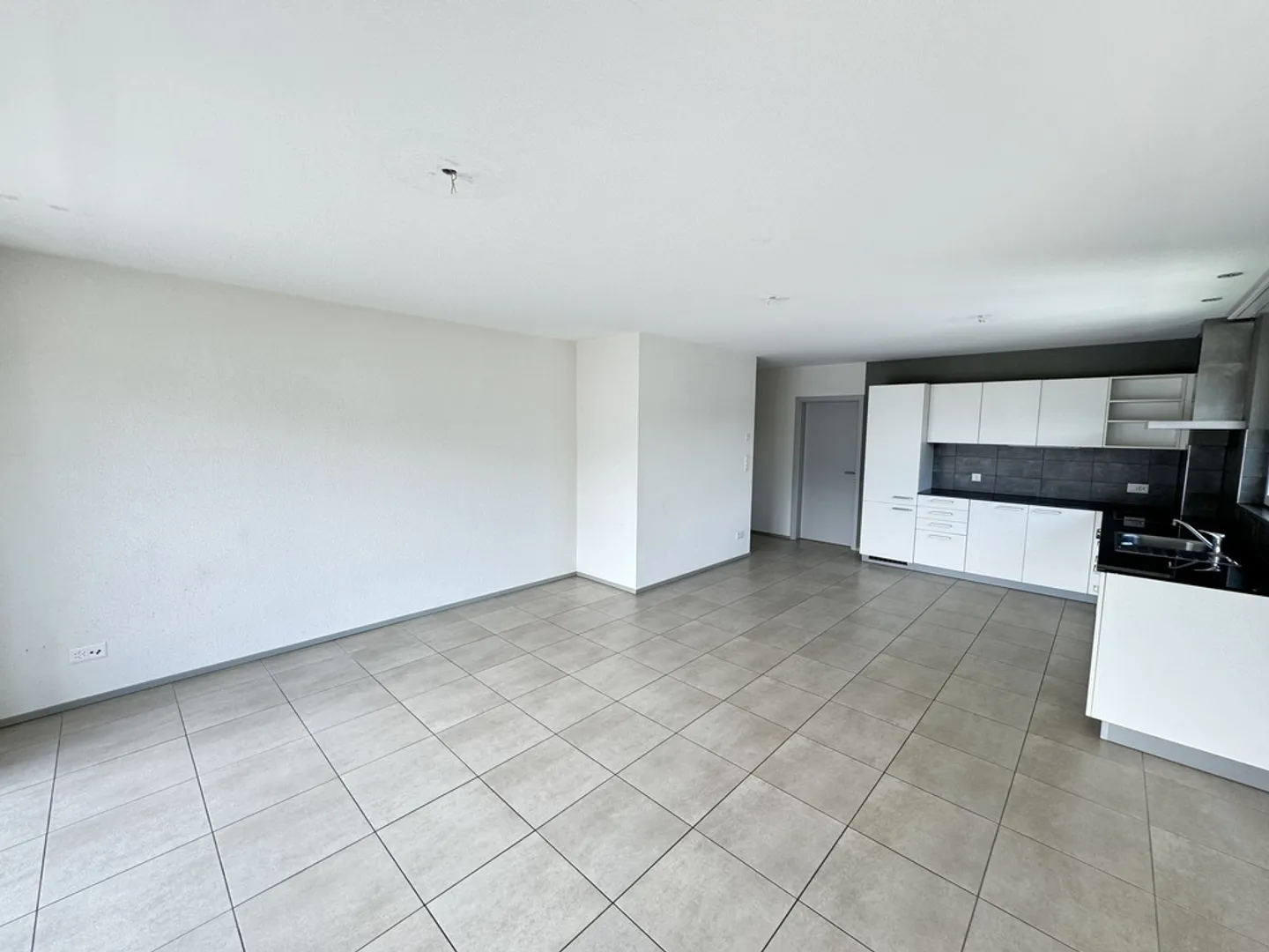 A large sunny terrace - Photo 5 of 12