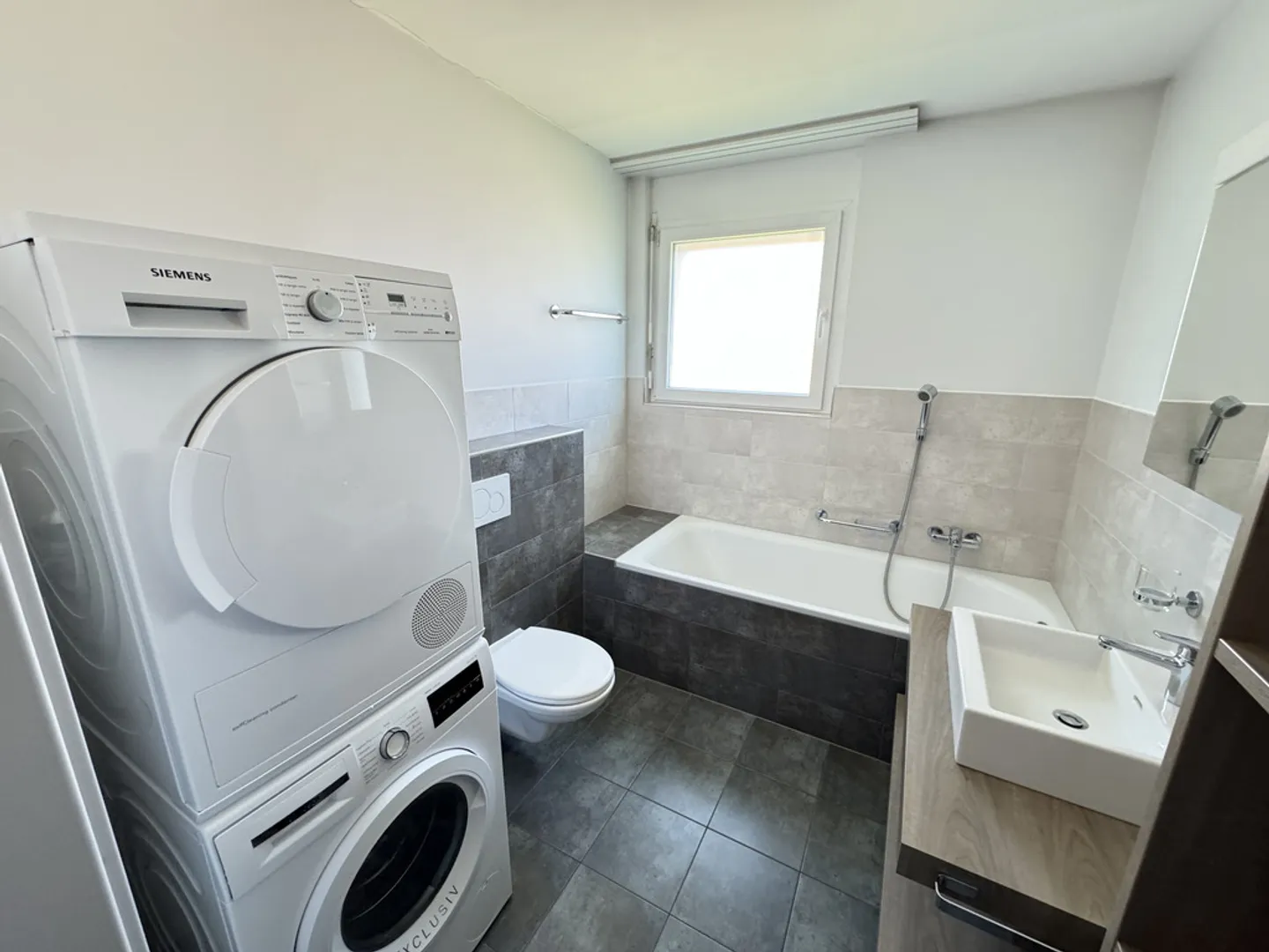 A large sunny terrace - Photo 6 of 12