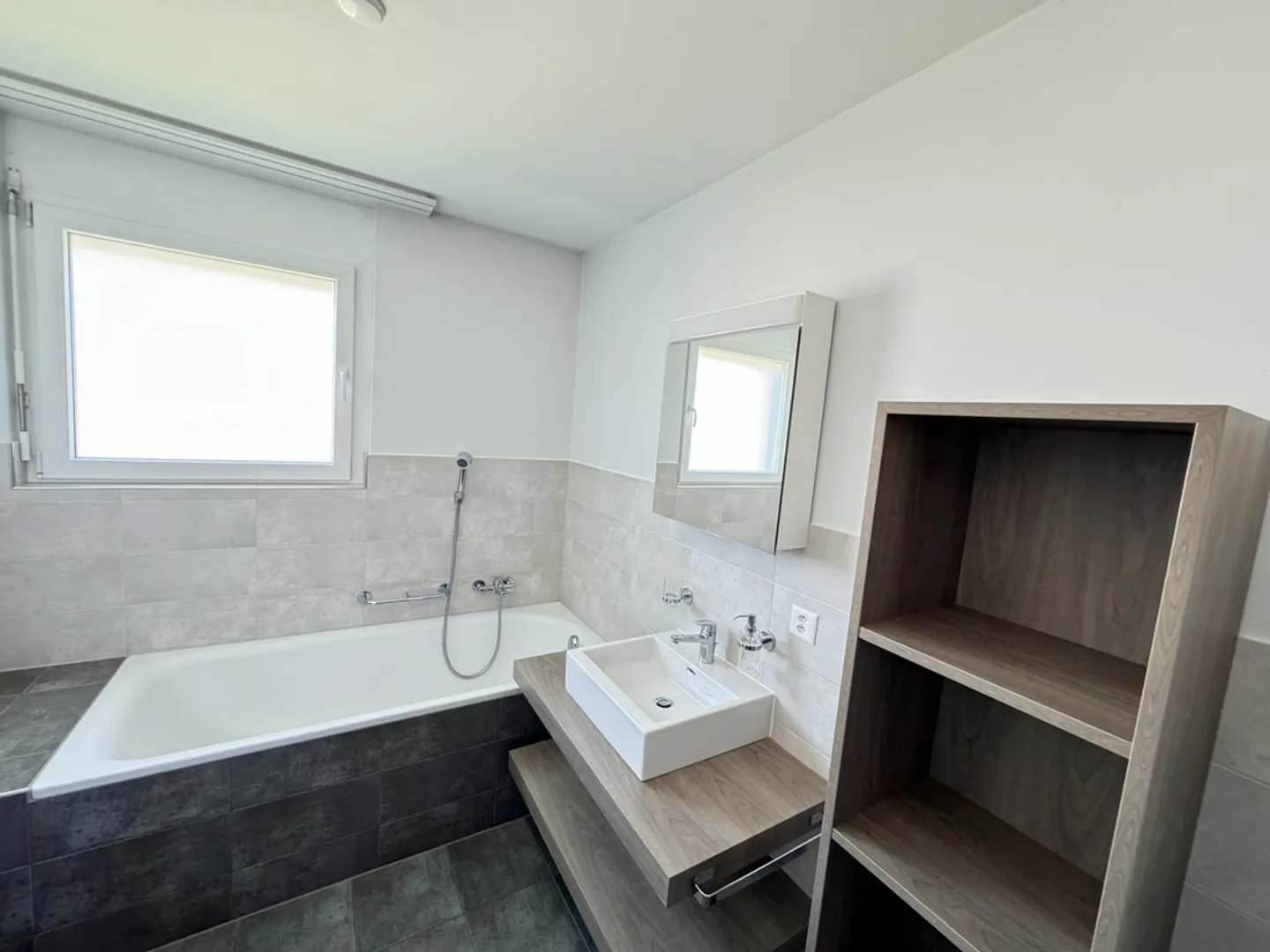 A large sunny terrace - Photo 7 of 12