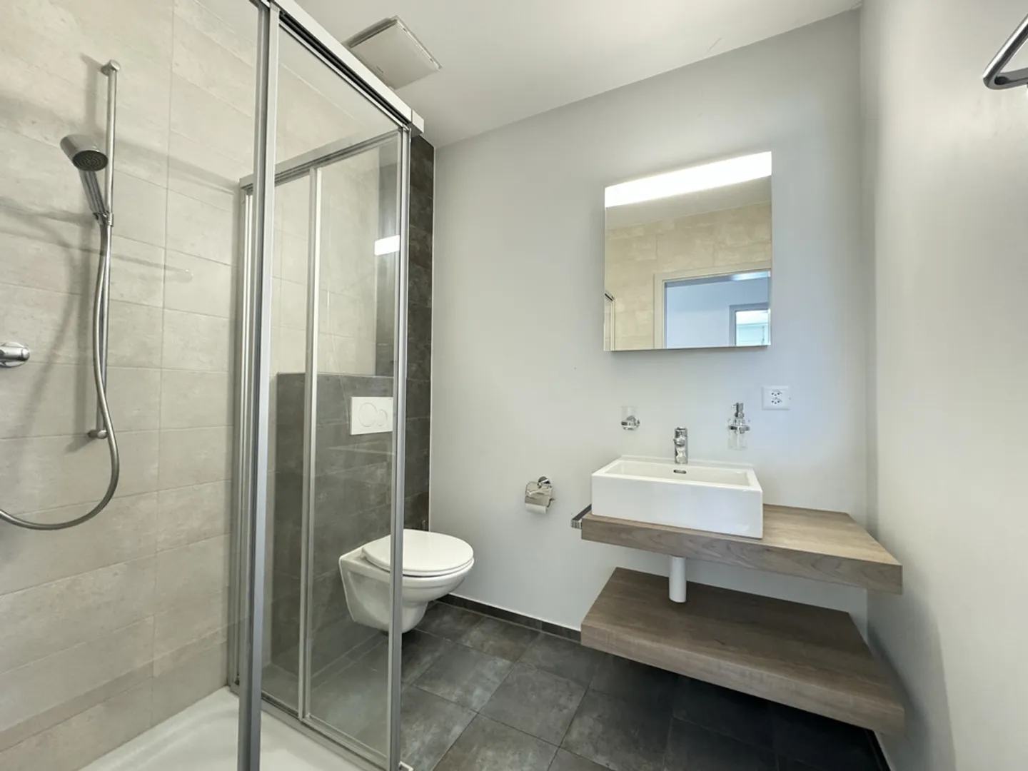 A large sunny terrace - Photo 8 of 12