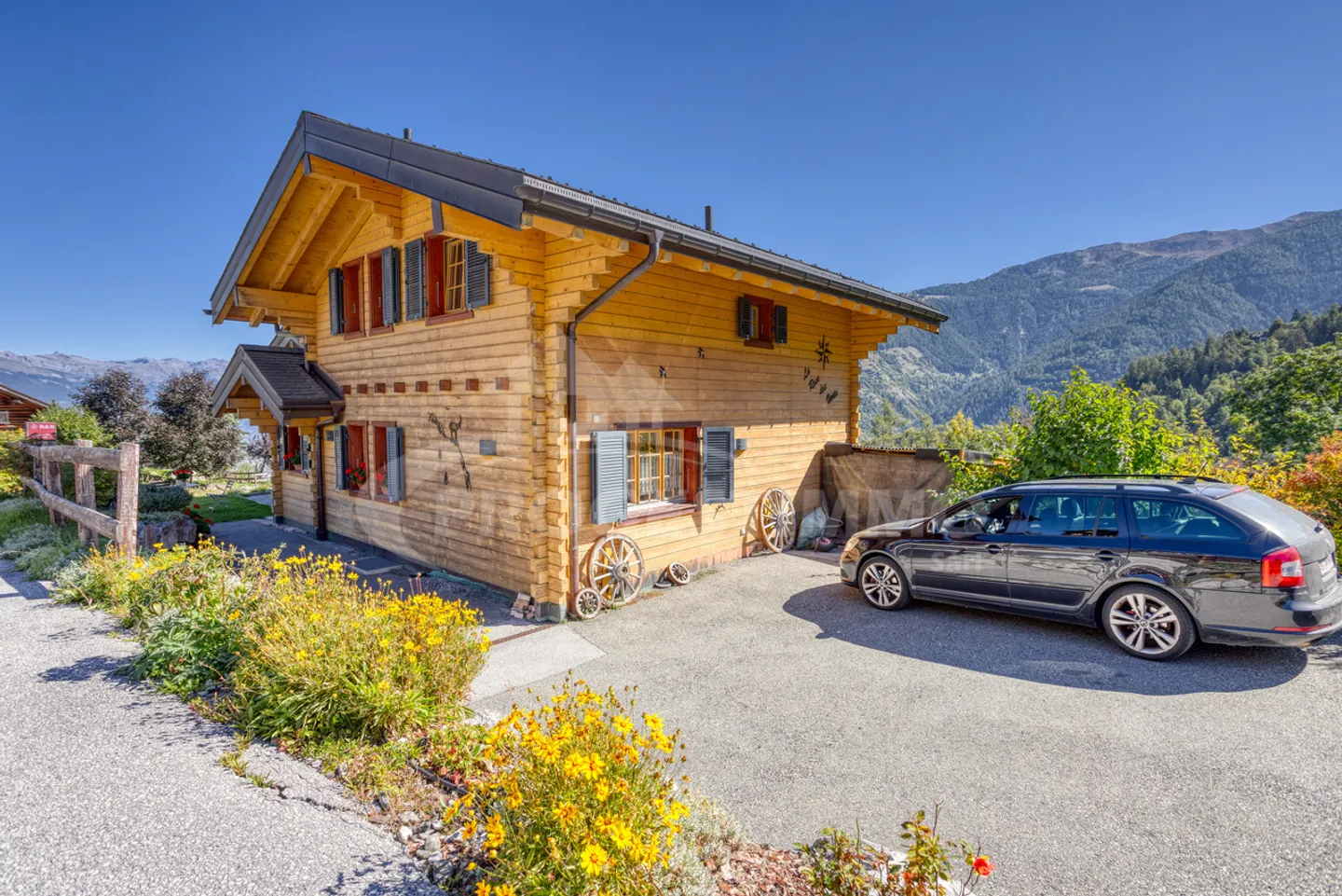 HERZSTOPPENDE CHALET MIT UNVERBAUTER AUSSICHT - Foto 2 von 22