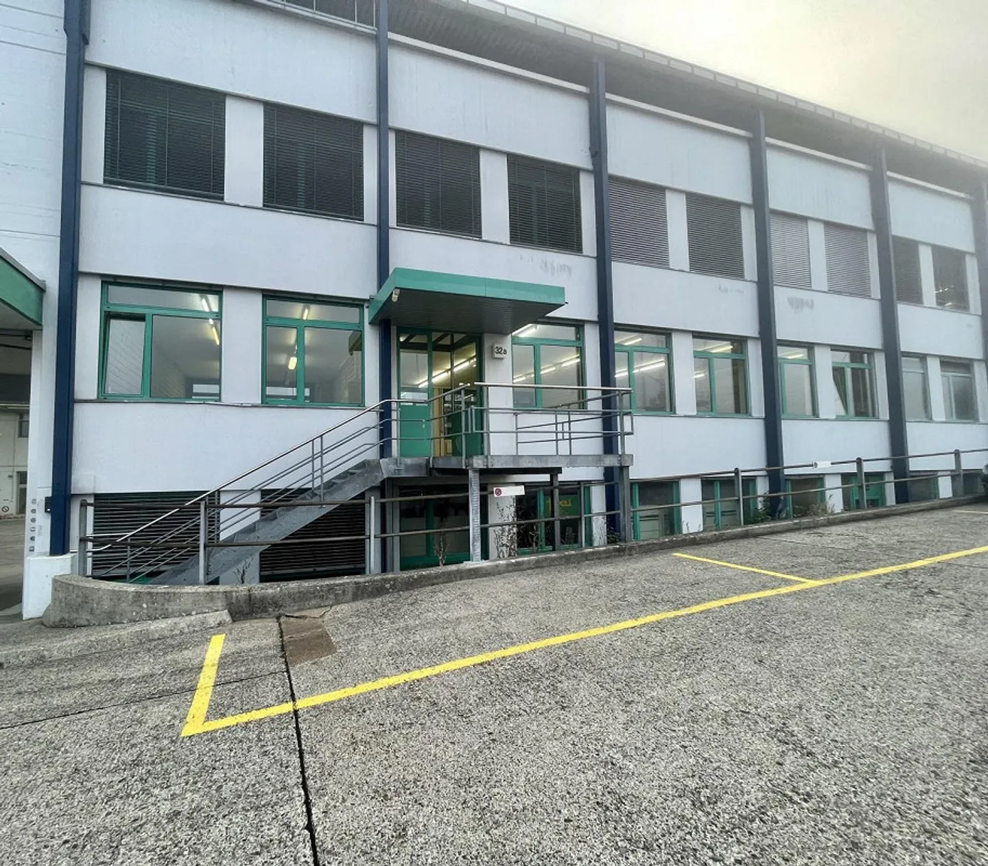 Spazio commerciale con accesso privato e rampe di carico - Foto 1 di 9