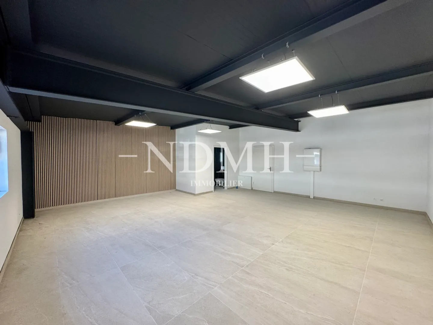 Espace professionnel lumineux et modulable en zone d’activités - Foto 1 von 4