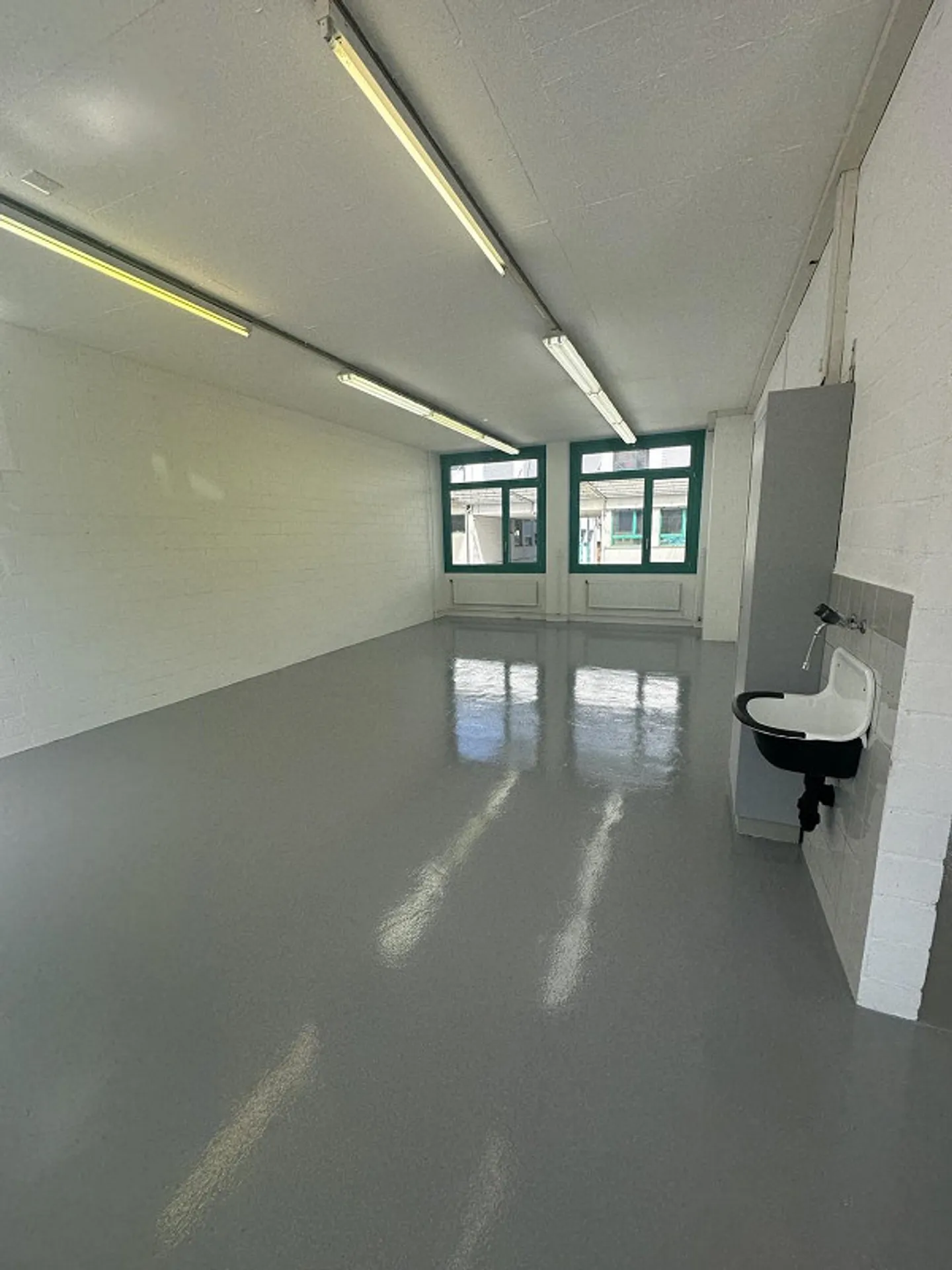 Spazio commerciale con accesso privato e rampe di carico - Foto 6 di 9