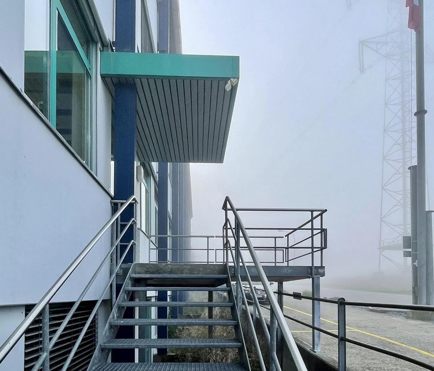 Spazio commerciale con accesso privato e rampe di carico - Foto 8 di 9