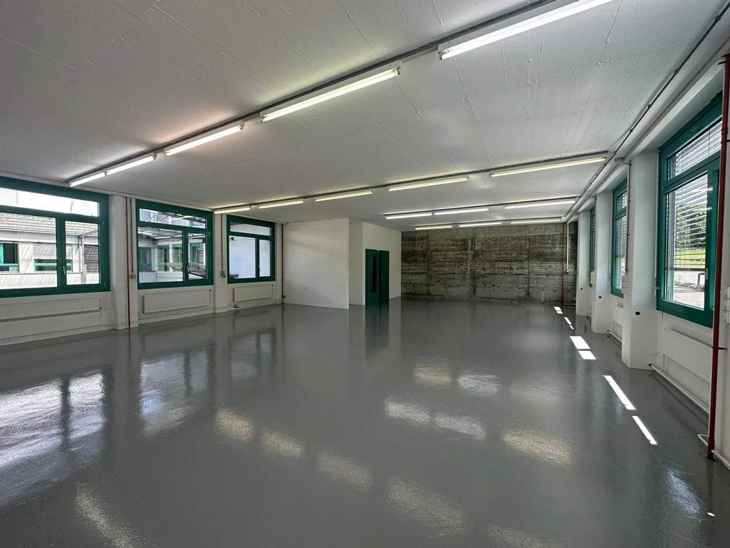 Spazio commerciale con accesso privato e rampe di carico - Foto 5 di 9