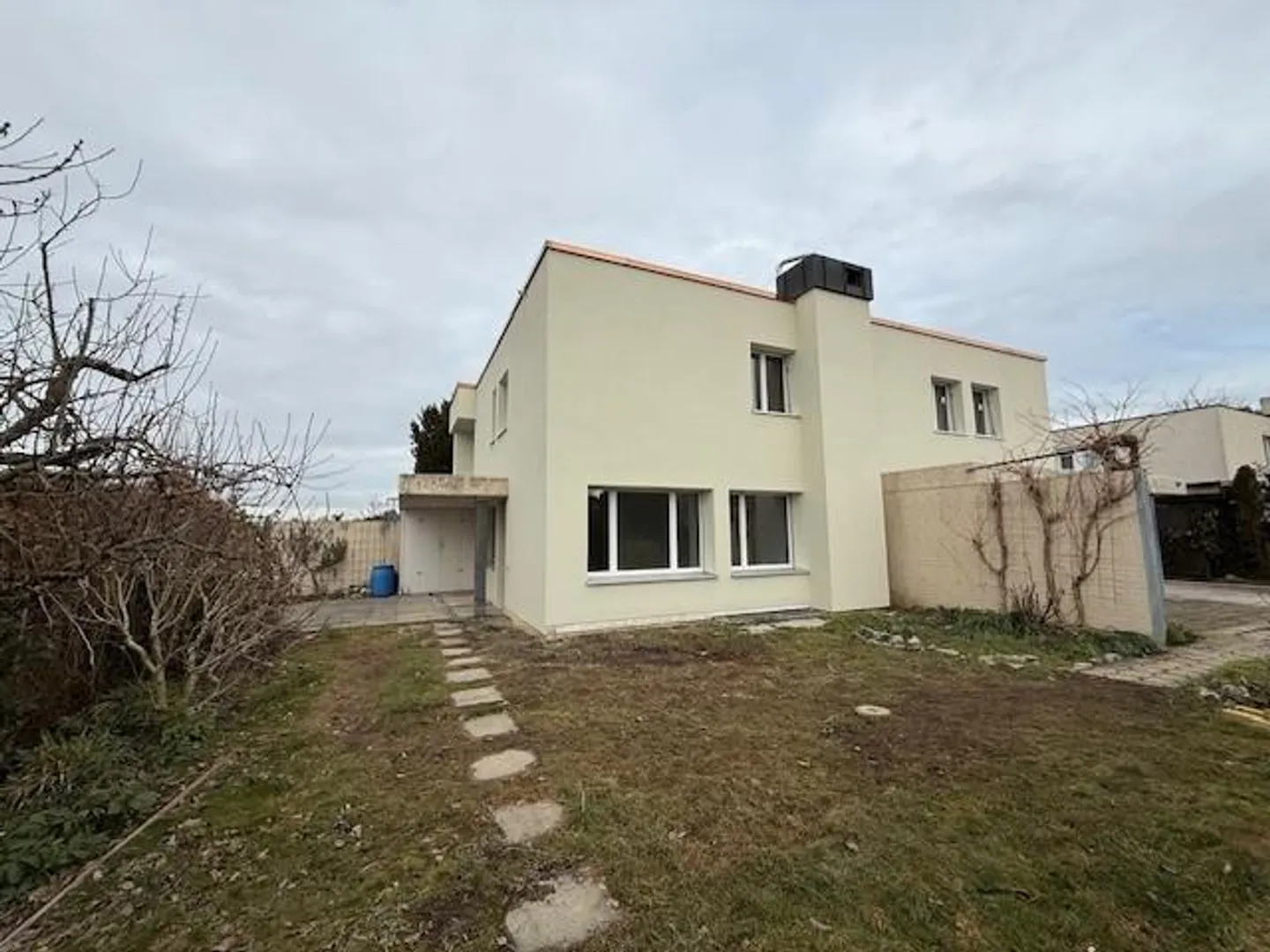 Incantevole casa bifamiliare di 4,5 stanze a Ittigen con posto auto - Foto 1 di 21