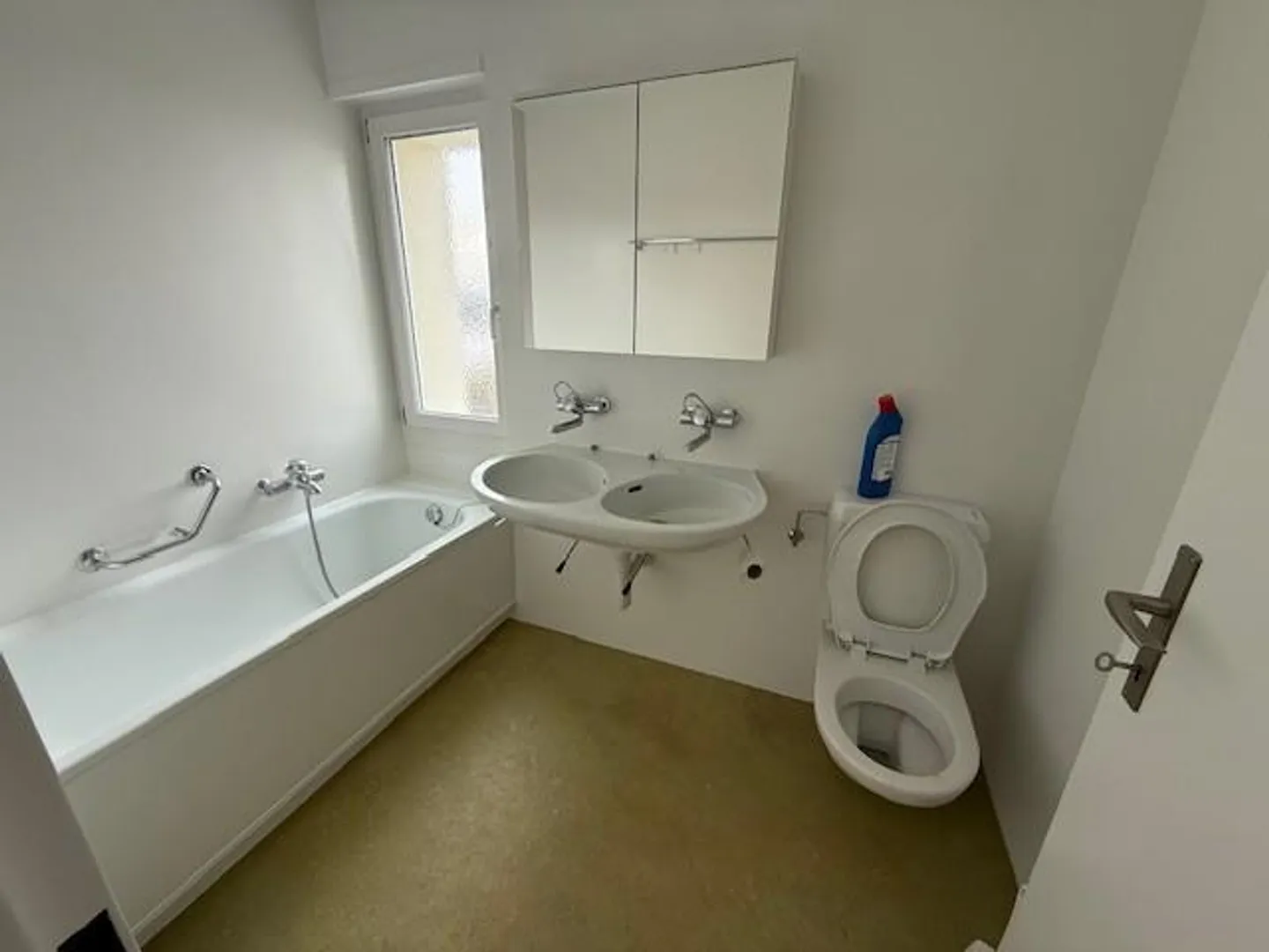 Incantevole casa bifamiliare di 4,5 stanze a Ittigen con posto auto - Foto 3 di 21