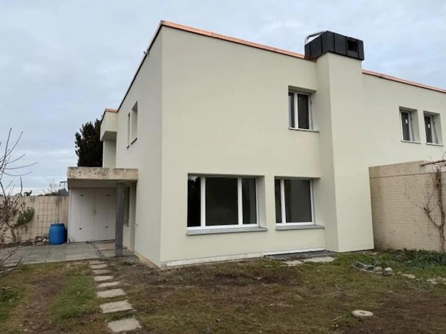 Incantevole casa bifamiliare di 4,5 stanze a Ittigen con posto auto - Foto 2 di 21