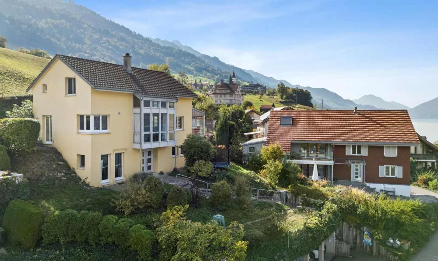 Affascinante Casa Familiare con Vista Lago - Foto 1 di 11