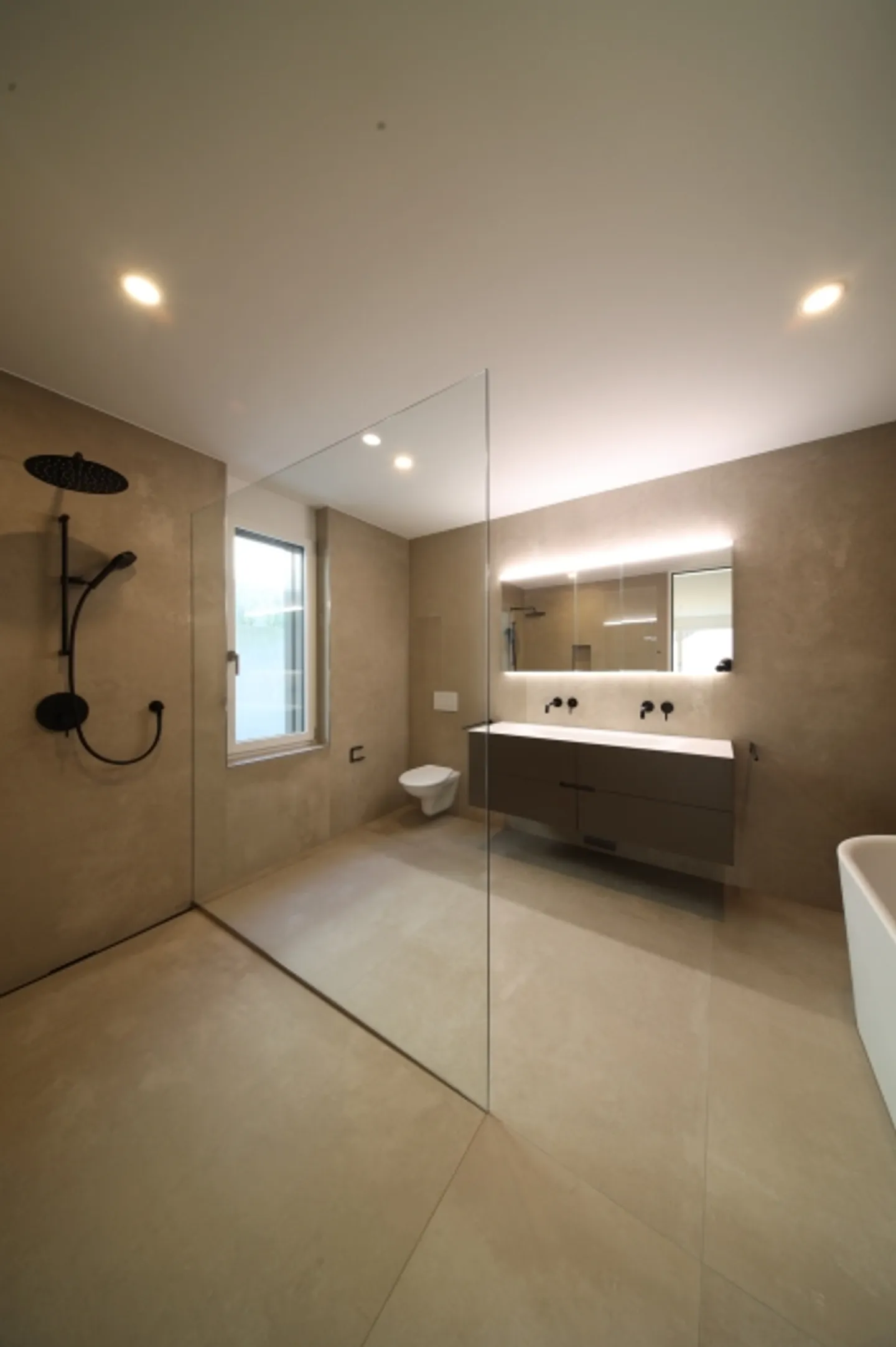 Nouveau bâtiment sur la pente ensoleillée avec une vue dégagée, tranquillité et espace pour vos idées - Photo 3 sur 11