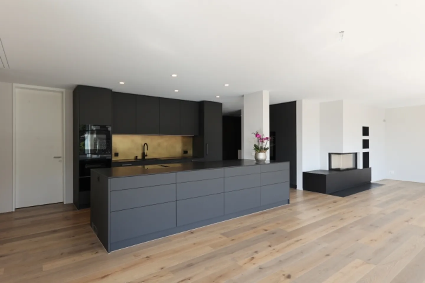 Nouveau bâtiment sur la pente ensoleillée avec une vue dégagée, tranquillité et espace pour vos idées - Photo 2 sur 11