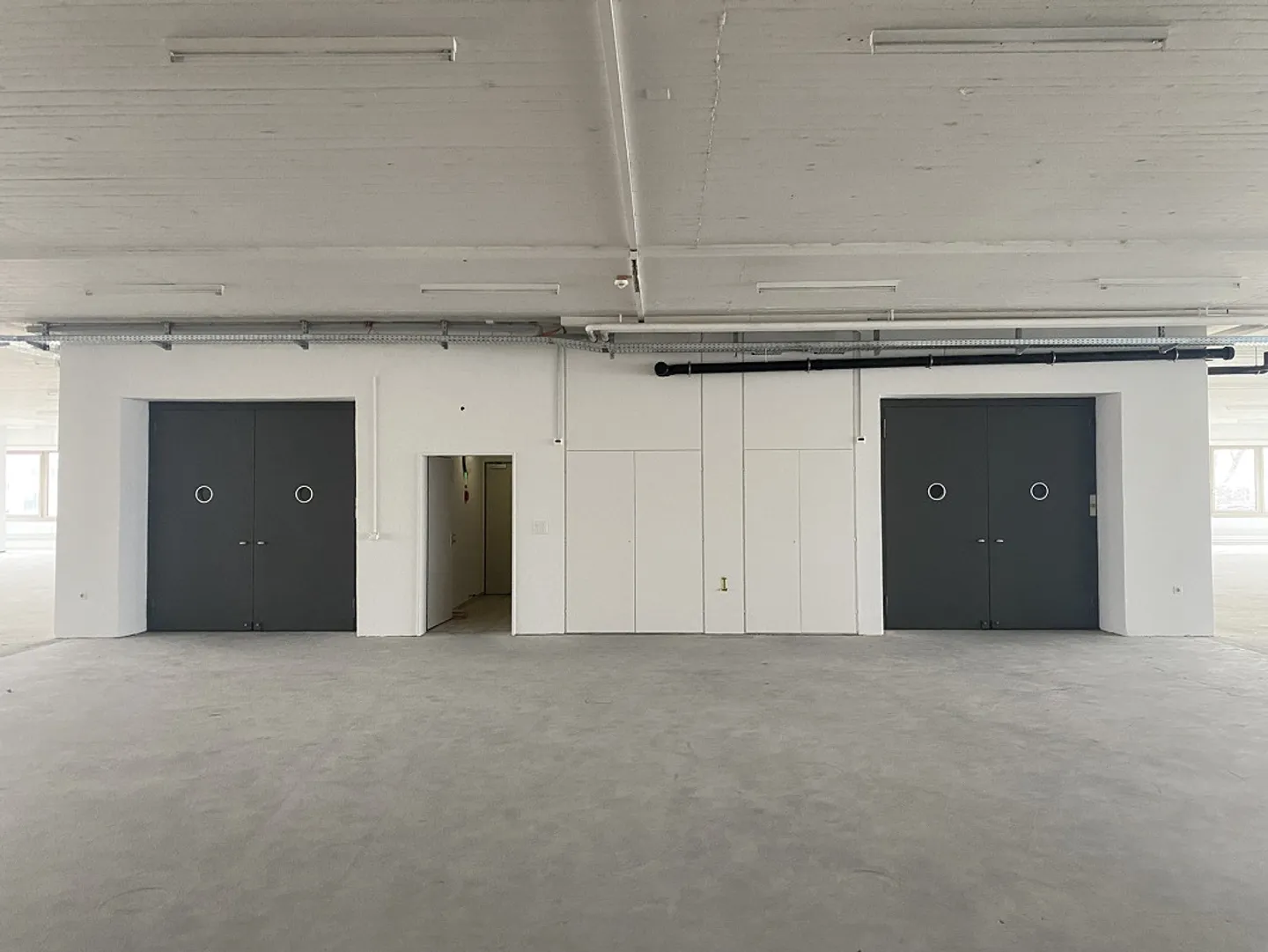 Large and bright office spaces in a perfect location - Photo 3 of 4