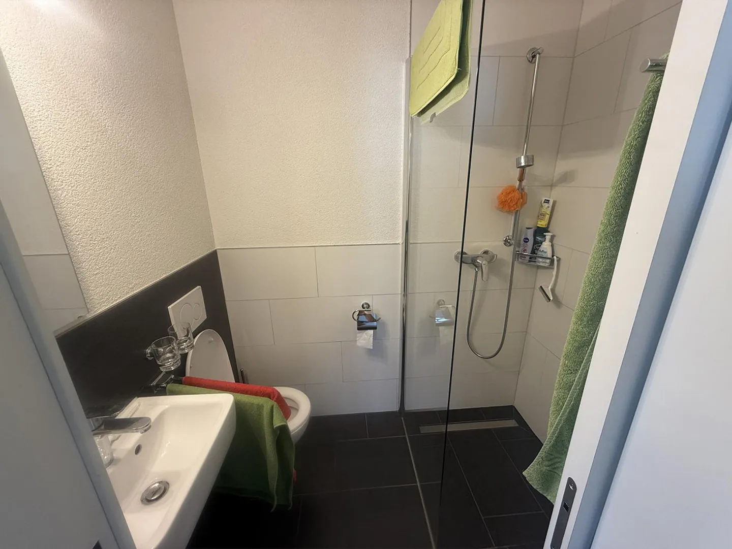 Appartement moderne de 3,5 pièces dans un emplacement central - Photo 4 sur 6