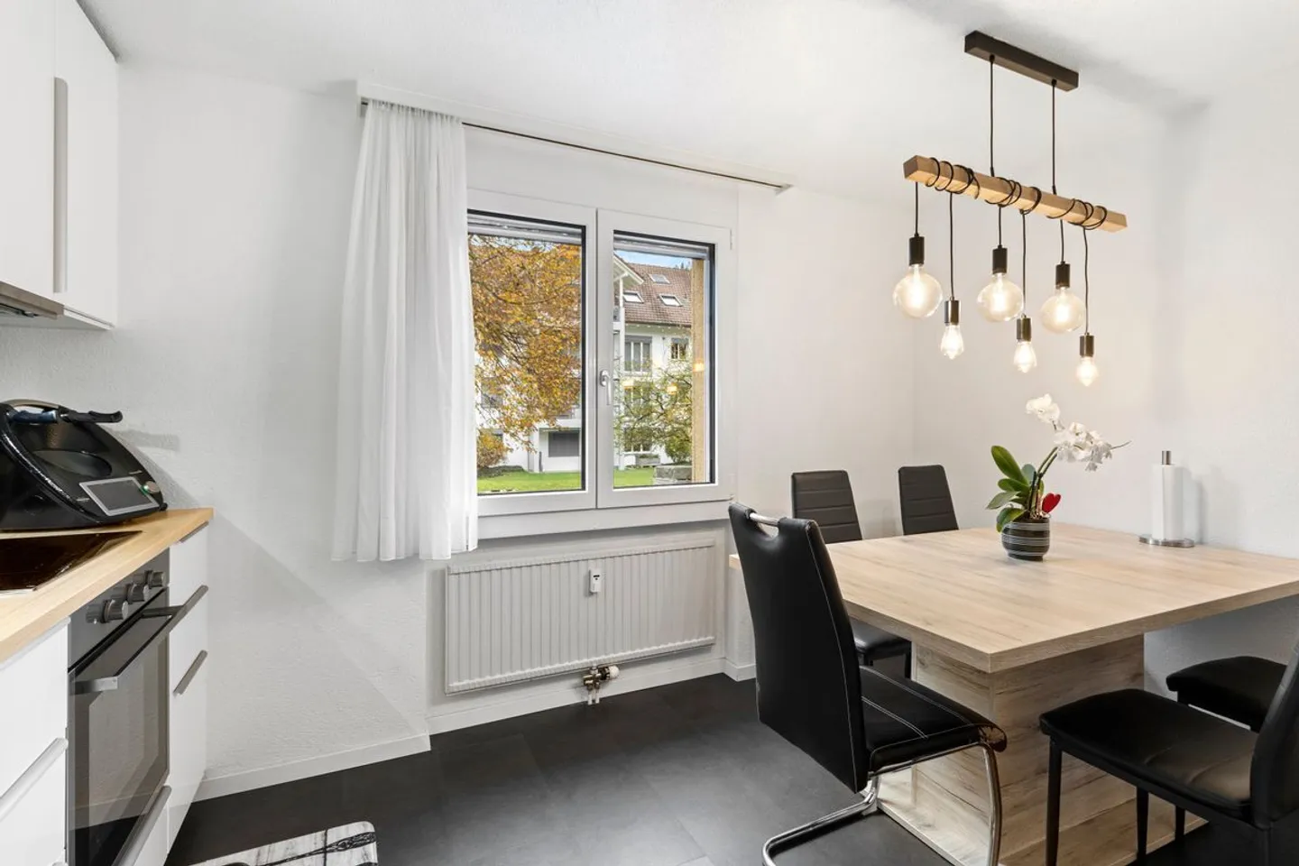 Renovated 4.5-room ground floor apartment with sunny garden - Photo 4 of 7