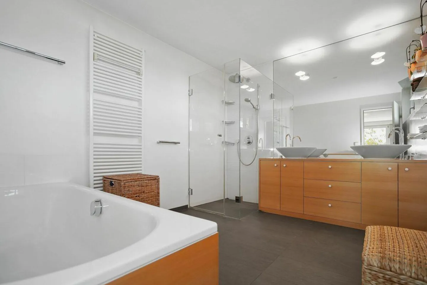 Exklusives Einfamilienhaus mit Pool - Foto 7 von 14