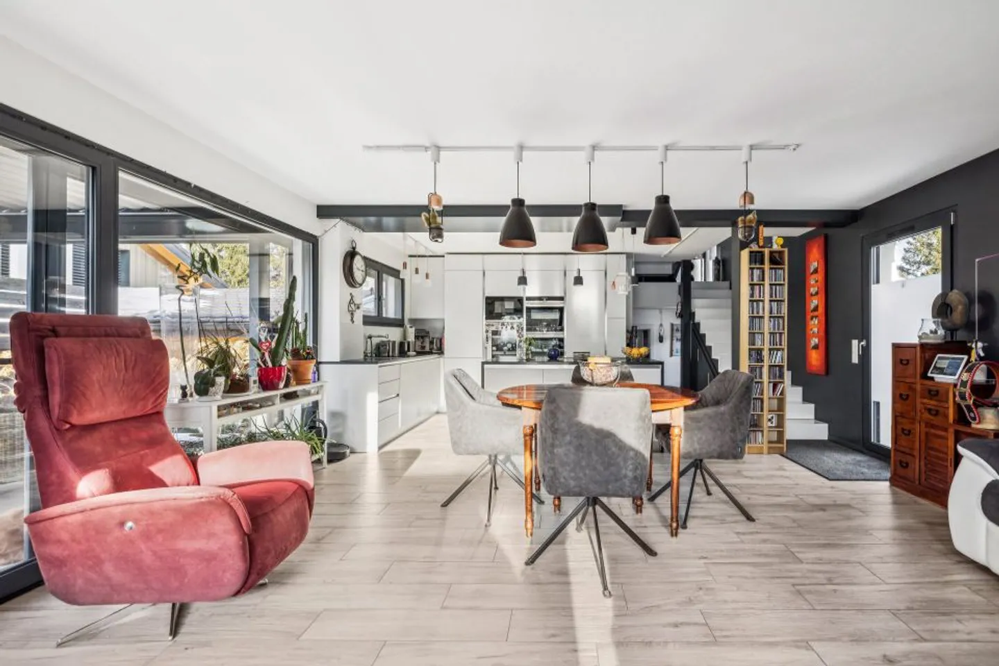 SUPERB INDIVIDUAL VILLA WITH GARDEN AND PERGOLAS - Photo 3 of 13