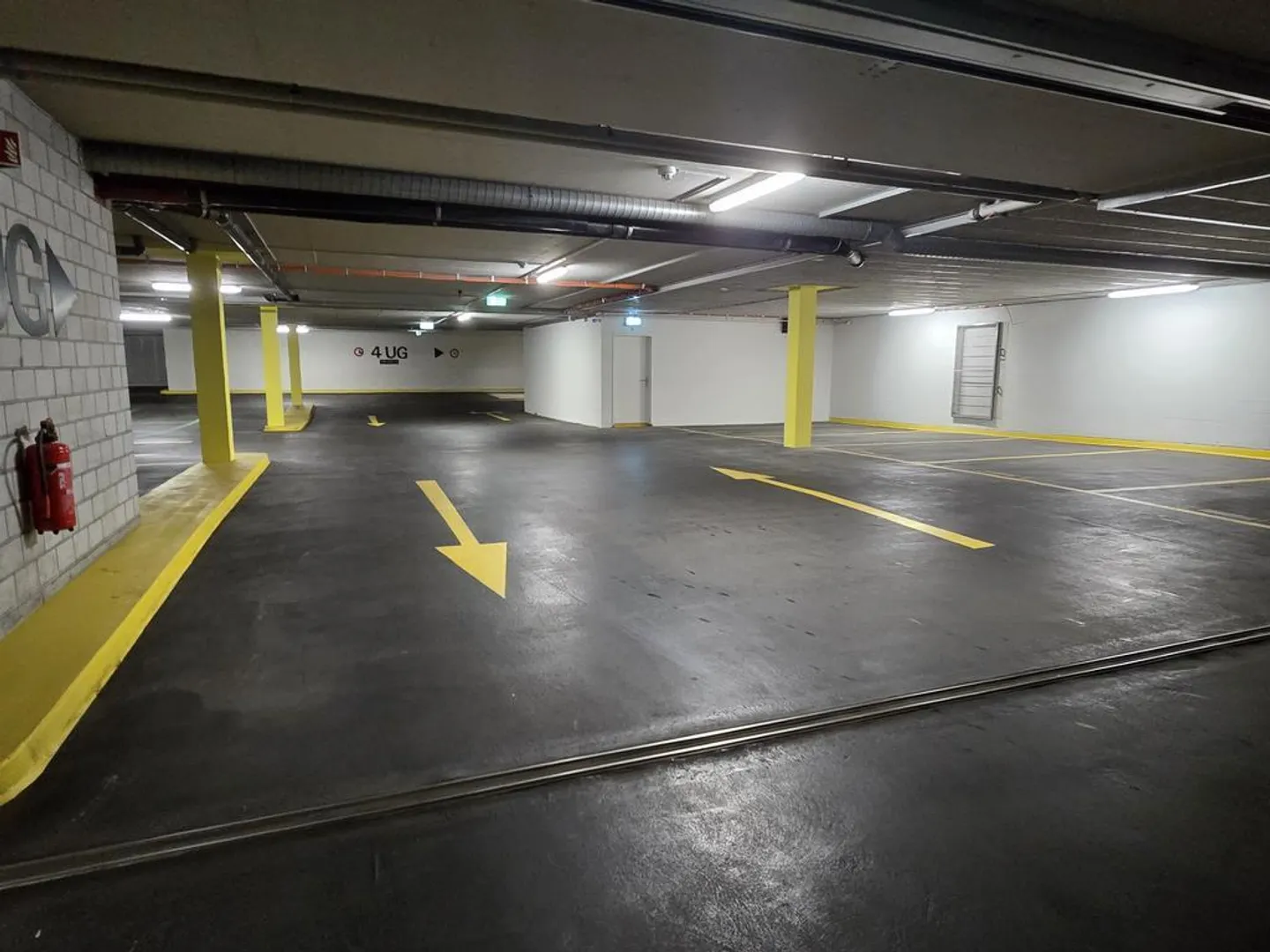 Parking spaces for rent directly at the train station - Photo 4 of 4